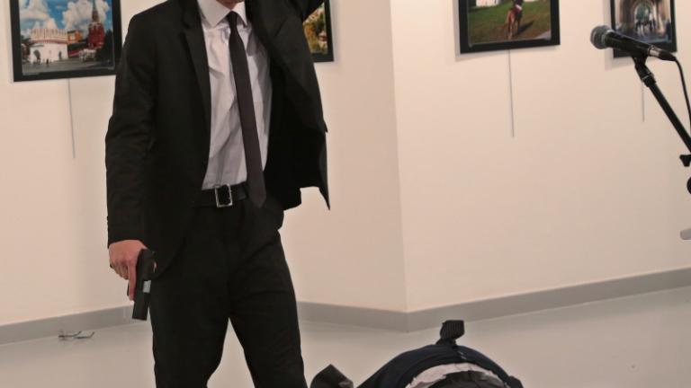 Λίγη ώρα μετά την εκτέλεση του Ρώσου πρέσβη, Αντρέι Καρλόφ, ο δράστης της δολοφονίας έπεσε νεκρός από σφαίρες συναδέλφων του αστυνομικών