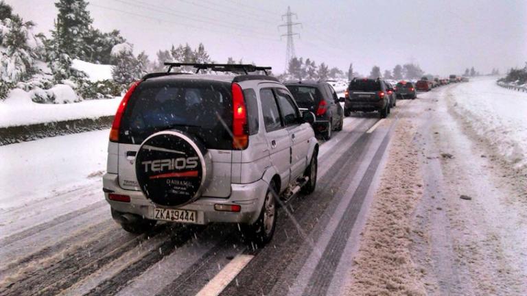 Χιόνια στην Αθήνα: Δεκάδες προβλήματα στο οδικό δίκτυο-Απαγόρευση κυκλοφορίας σε νταλίκες