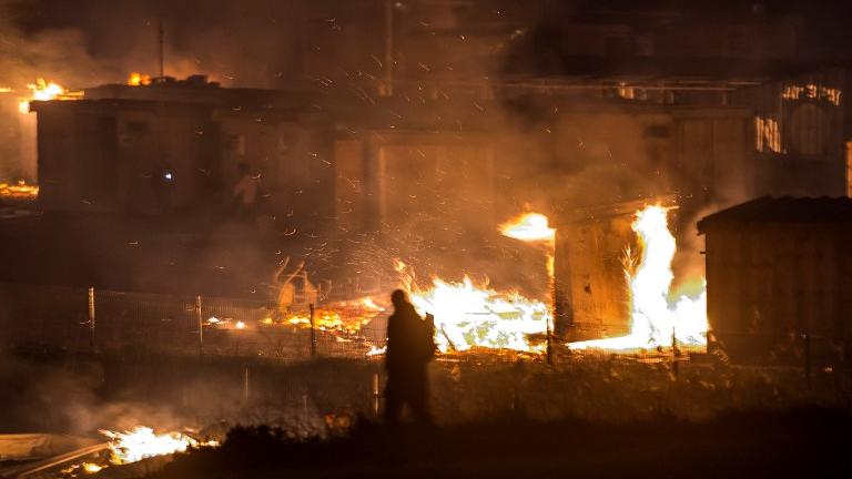 Γαλλία: «Κόλαση» σε καταυλισμό προσφύγων - 10 τραυματίες από τις συμπλοκές (ΦΩΤΟ)