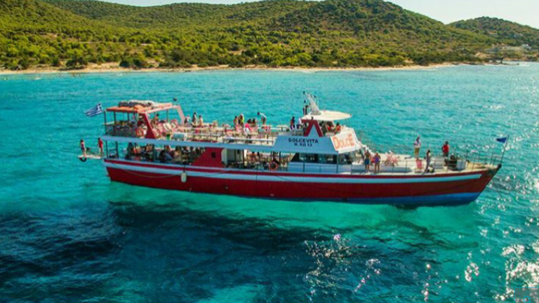 Ακινητοποιήθηκε τουριστικό πλοίο έξω από την Σαλαμίνα-Οι επιβάτες παρελήφθησαν από το Λιμενικό
