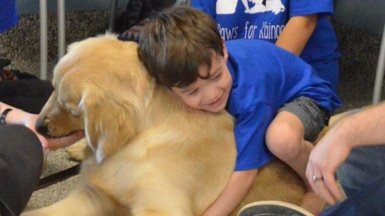 Aυτιστικό αγόρι που δεν μπορεί να αγκαλιάσει, χώνεται στην αγκαλιά του σκύλου!