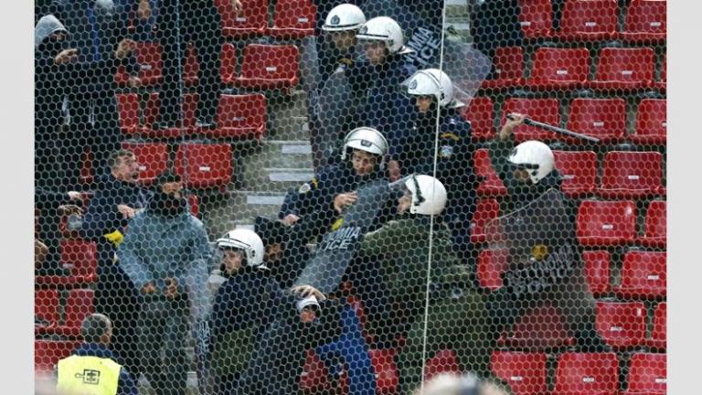 Πριν το ματς Ελλάδα-Βοσνία, κάποιοι οπαδοί της «γαλανόλευκης» προσπάθησαν να προσεγγίσουν την κερκίδα που βρίσκονταν οι Βόσνιοι, με αποτέλεσμα να υπάρξει μικροένταση με τα ΜΑΤ. Για ένα διάστημα, τα πράγματα ηρέμησαν, ωστόσο άμεσα η σπίθα άναψε και πάλι.