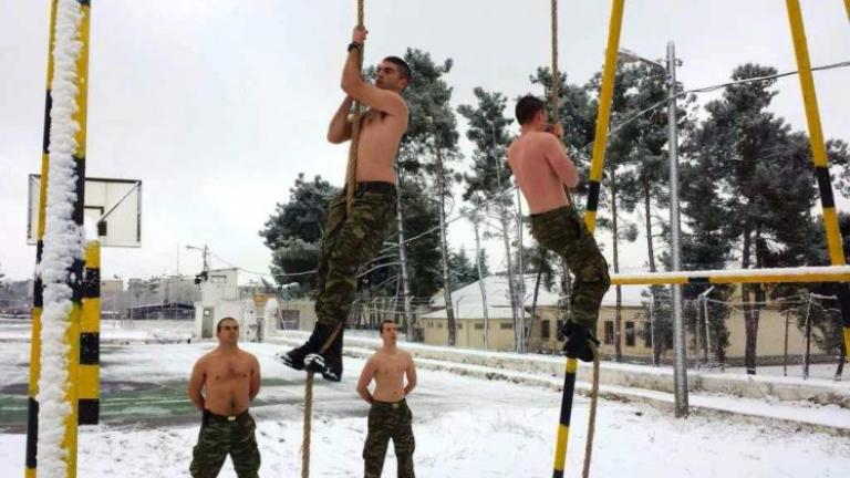 Ο Ελληνικός Στρατός γυμνός στα χιόνια για εκπαίδευση...