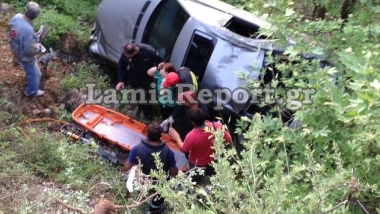 Επιχείρηση απεγλωβισμού τριών ατόμων από αυτοκίνητο που έπεσε σε ρέμα στην Αμφίκλεια