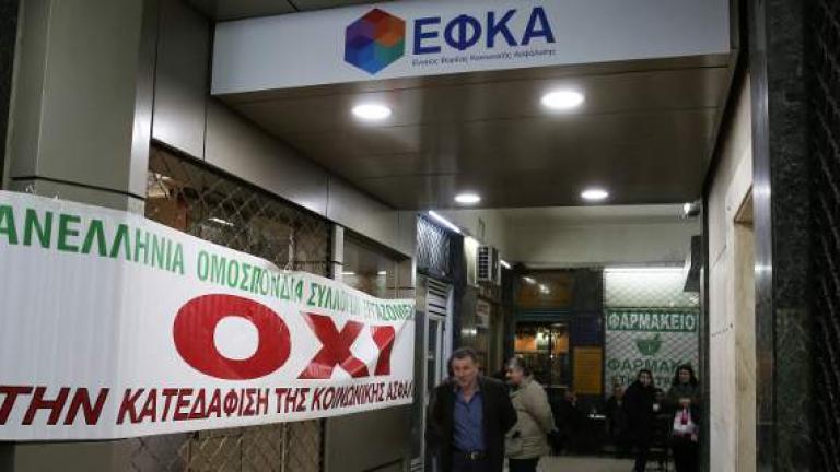 Η κεντρική είσοδος του κτιρίου έχει αποκλειστεί και κανένας υπάλληλος ή διοiκητικός δεν έχει περάσει εντός