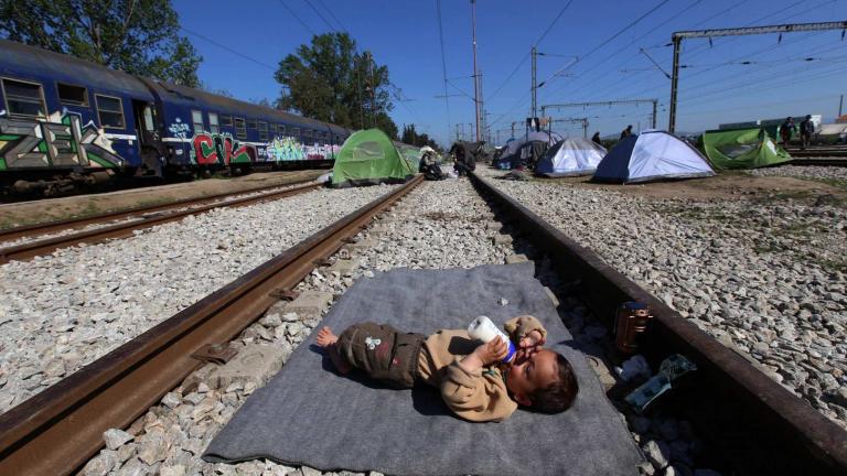 Μετά την επιχείρηση της Αστυνομίας οι πρόσφυγες κάθονται πάλι πάνω στις γραμμές του τρένου