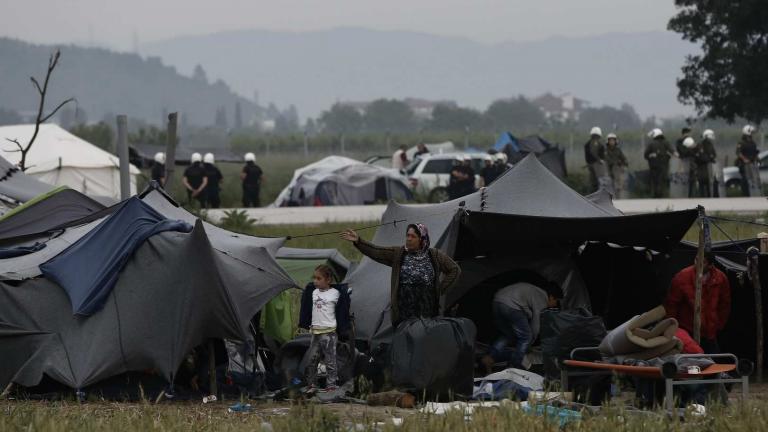 Σε εξέλιξη η επιχείρηση εκκένωσης του καταυλισμού της Ειδομένης (video)