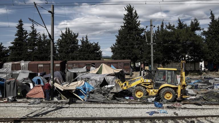 Απομακρύνθηκαν πρόσφυγες και σκηνές από τη γραμμή της Ειδομένης