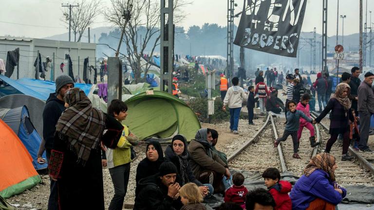 Πόσοι είναι τελικά οι εγκλωβισμένοι πρόσφυγες και μετανάστες;