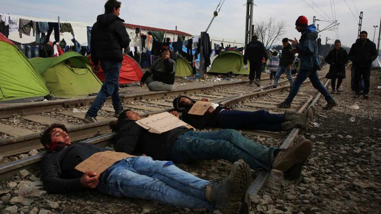 Ειδομένη: Κατάληψη στις γραμμές του τρένου από πρόσφυγες