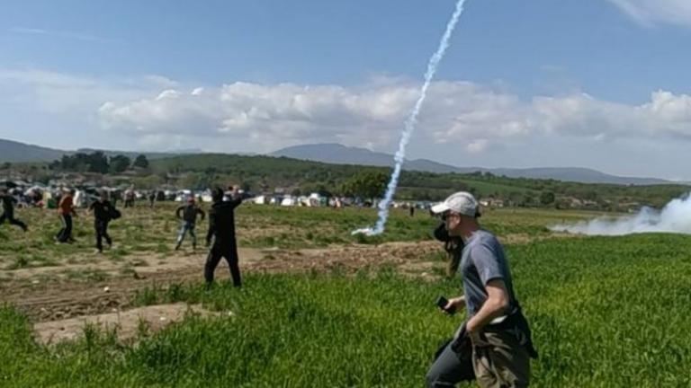 Χαμός στην Ειδομένη - Ξύλο και χημικά στο φράχτη της ΠΓΔΜ (φωτο)