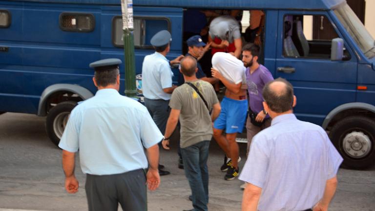 Ζάκυνθος: Στον εισαγγελέα οι 8 κατηγορούμενοι για τη δολοφονία του Αμερικανού τουρίστα (ΦΩΤΟ)