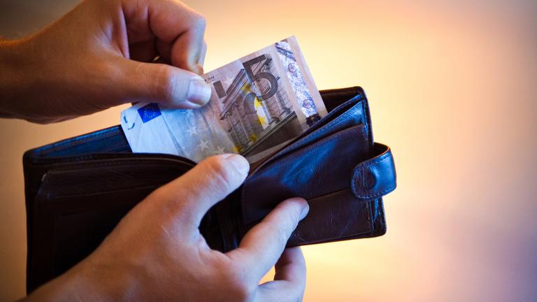 Έρευνα HSBC: Απλώς «τα βγάζουμε πέρα» οικονομικά