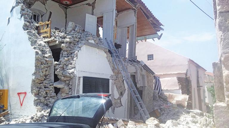 Λέσβος: Πυροσβέστης ξεθάβει λίρες στο χωριό ερείπιο
