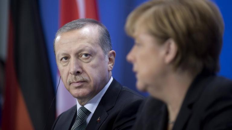 Τουρκία-Δημοψήφισμα: Στην αντεπίθεση ο Ερντογάν - Η σιωπή της Μέρκελ δείχνει ενοχή