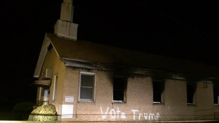 Συνθήματα υπέρ του Τραμπ έγραψαν άγνωστοι στους τοίχους εκκλησίας μαύρων στον Μισισιπή που πυρπολήθηκε το βράδυ της Τετάρτης, ενώ για το περιστατικό διενεργεί  έρευνα το FBI