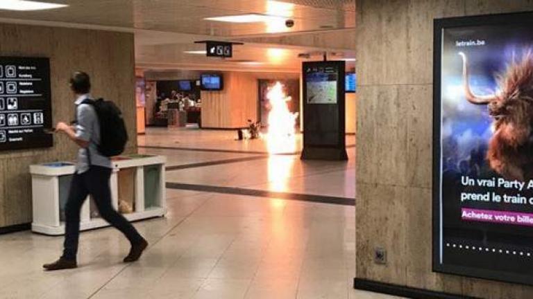 Παραλίγο τραγωδία στις Βρυξέλλες: Ο ζωσμένος με εκρηκτικά καμικάζι φώναξε «Αλλαχού Ακμπάρ» αλλά κόλλησε ο πυροκροτητής- Τον πυροβόλησαν στρατιώτες - Υπό έλεγχο η κατάσταση τώρα, λέει η βελγική αστυνομία -Δείτε LIVE εικόνα (ΦΩΤΟ-ΒΙΝΤΕΟ)