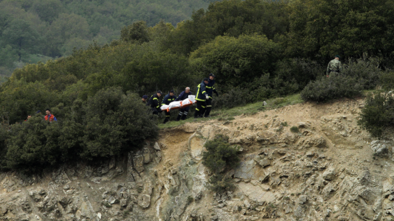 Τραγωδία: Νεκροί οι τέσσερις από τους πέντε επιβαίνοντες του στρατιωτικού ελικοπτέρου που κατέπεσε στο Σαραντάπορο Ελασσόνας- ΓΕΕΘΑ: Ήταν συντηρημένο- Νεφώσεις και περιορισμένη ορατότητα στο σημείο της συντριβής-Βρέθηκαν πεσμένα καλώδια της ΔΕΗ (ΦΩΤΟ-ΒΙΝΤΕΟ)