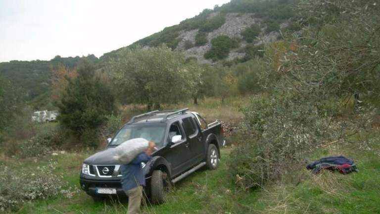 Μάζευε για μέρες τις ελιές του ο 69χρονος από τους Κουνάβους και αφού άλεσε το προϊόν του και φόρτωσε το λάδι στο αγροτικό του αυτοκίνητο από το ελαιοτριβείο στους, είπε να σταματήσει στην καφετέρια του χωριού, την περασμένη Κυριακή και πριν πάρει το δρόμο της επιστροφής για το Ηράκλειο Κρήτης, να πιει έναν καφέ και να δει στην τηλεόραση τον αγώνα της Εθνικής Ελλάδος με τη Βοσνία