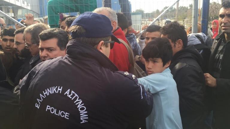 Ενταση κατά την επίσκεψη Μουζάλα στον πρόχειρο καταυλισμό προσφύγων στο Ελληνικό