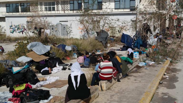 Οι πρόσφυγες στο Ελληνικό καταγγέλλουν τις άθλιες συνθήκες διαβίωσής τους στο κέντρο 