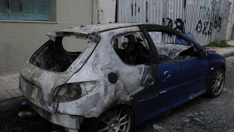 Προβληματισμός στις Αρχές της Πάτρας για τον εμπρηστή που πυρπολεί οχήματα και καταφέρνει να ξεγλιστρά