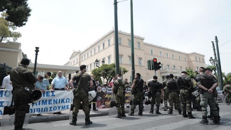 Παράσταση διαμαρτυρίας πραγματοποιούν αυτήν την ώρα ένστολοι έξω από τη Βουλή