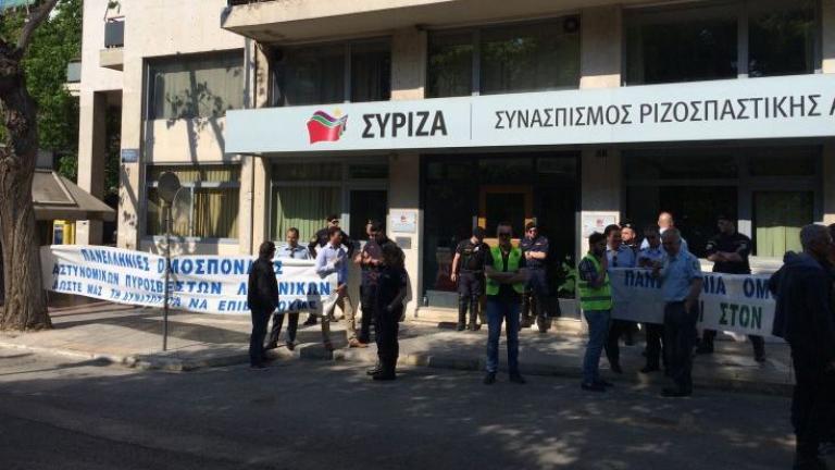 Παραμένουν οι ένστολοι έξω από τα γραφεία του ΣΥΡΙΖΑ