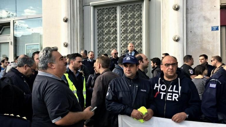 Ένστολοι διανυκτέρευσαν έξω από το γραφείο του Γ.Χουλιαράκη, στο Γενικό Λογιστήριο του Κράτους