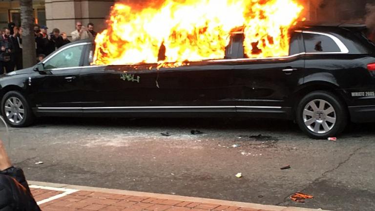  ογκώδεις διαδηλώσεις κατά του Τραμπ, 217 συλλήψεις και ένας γυμνός διαδηλωτής στιγμάτισαν την τελετή ορκωμοσίας του νέου προέδρου