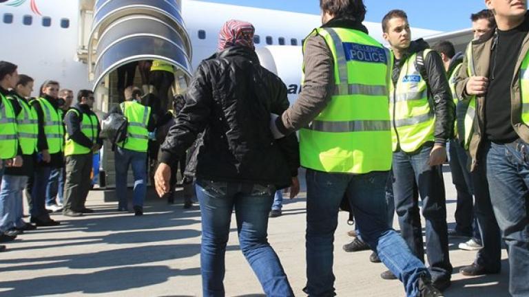 Αεροπορικώς και οικειοθελώς επέστρεψαν 12 Σύροι στην Τουρκία