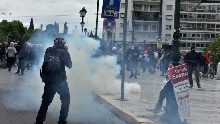 Επεισόδια στο Σύνταγμα με χρήση νέων «όπλων» από τους κουκουλοφόρους