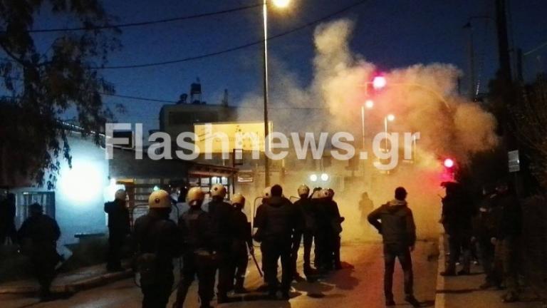 Ένταση και επεισόδια έξω από τα γραφεία της Χρυσής Αυγής στα Χανιά