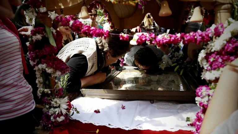 Δείτε την περιφορά του Επιτάφιου της Ιεράς Μονής Καισαριανής