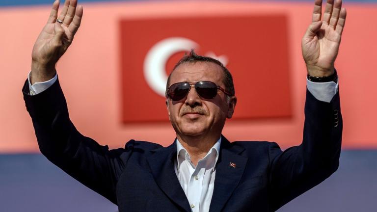 Σόου Ερντογάν για να πείσει το πλήθος ότι η Τουρκία περνάει σε φάση ομαλότητας