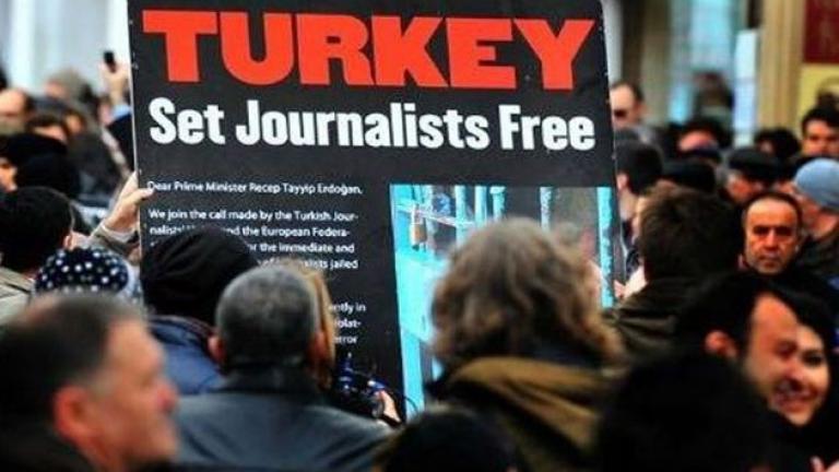 Φιμώνει τον Τύπο και φυλακίζει τους δημοσιογράφους ο Ερντογάν