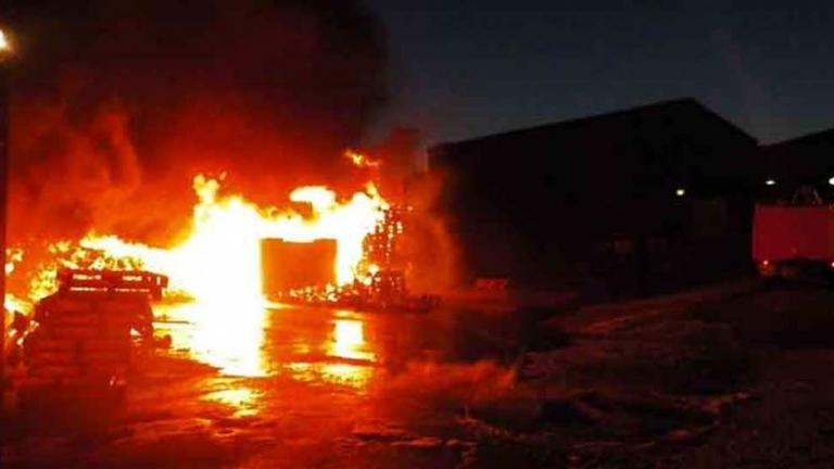Πυρκαγιά σε εργοστάσιο προκατ οικίσκων στα Οινόφυτα
