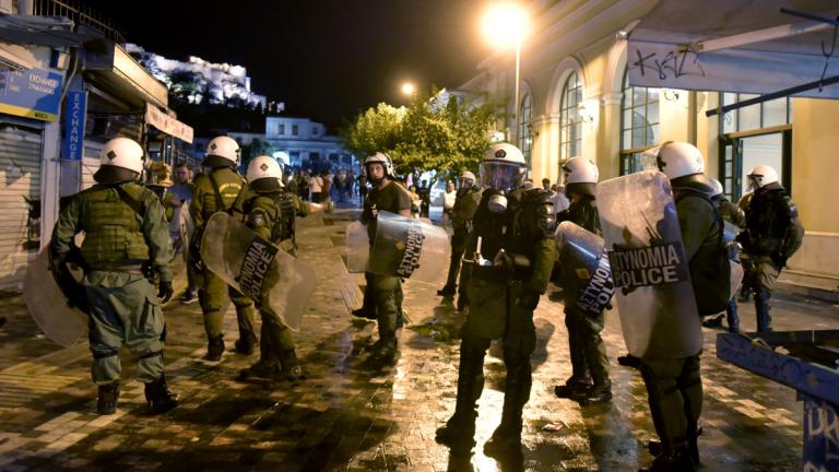 Απειλούν να ξανακάψουν την Αθήνα οι κουκουλοφόροι που έκαψαν χτες την Ερμού