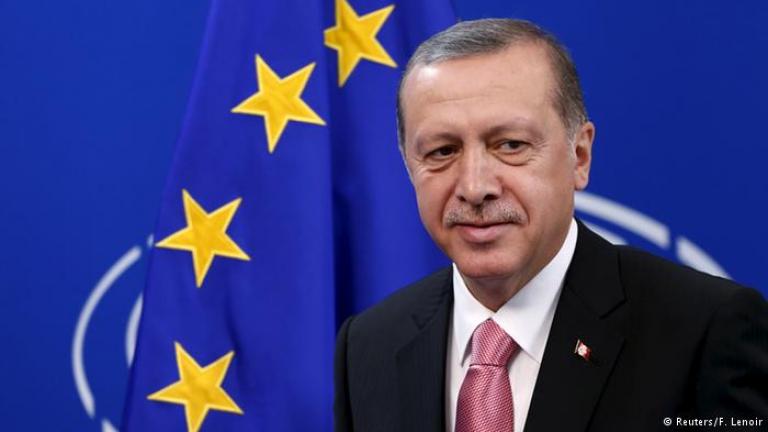 Ο Τούρκος Πρόεδρος απειλεί με δεύτερο δημοψήφισμα για το αν η χώρα του θα συνεχίσει τις ενταξιακές διαπραγματεύσεις με την Ευρωπαϊκή Ένωση και προειδοποιεί ότι θα ανοίξει τα σύνορα για 6 εκατομμύρια πρόσφυγες 