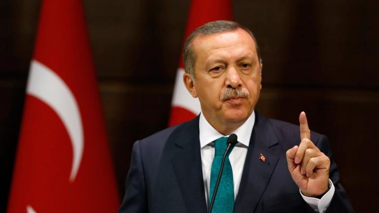 Ο Ερντογάν δηλώνει ότι θα παρατείνει τα μέτρα που περιορίζουν την ελευθερία στην Τουρκία και τις ανεξέλεγκτες διώξεις