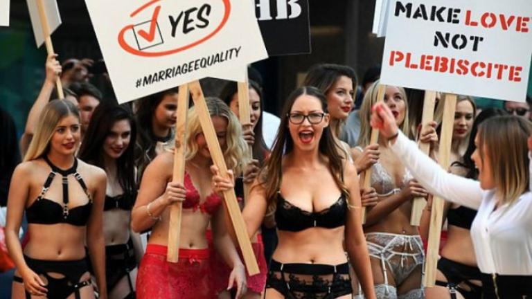 Γυναίκες με εσώρουχα θέλησαν να τραβήξουν όλα τα βλέμματα και τα κατάφεραν (ΦΩΤΟ)