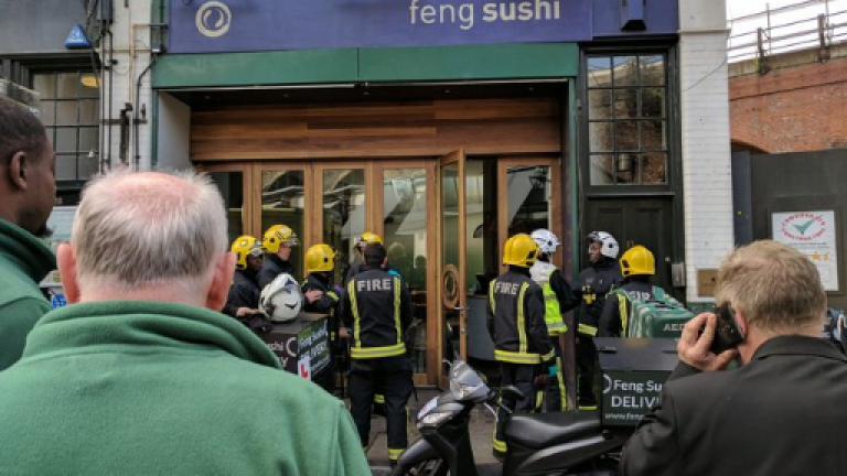 Τρεις άνθρωποι έχουν τραυματιστεί ελαφρά από παγιδευμένο φάκελο σε εστιατόριο που είχε γίνει στόχος τρομοκρατών τον Ιούνιο (ΦΩΤΟ)