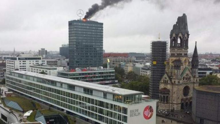 Φωτιά στην ταράτσα του κτιρίου Europa Center στο Βερολίνο (Φώτο)