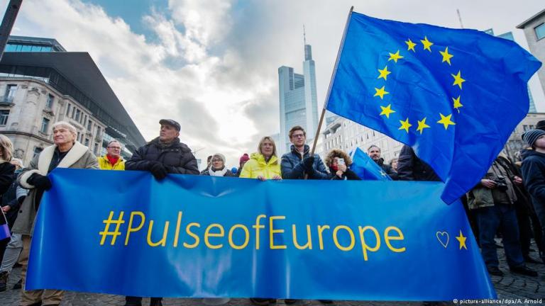 Νέο κίνημα: Χιλιάδες διαδηλωτές υπέρ της Ευρώπης