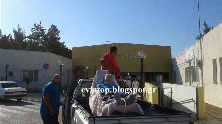 Ασθενής, εν έτει 2016, μεταφέρεται σε καρότσα αγροτικού αυτοκινήτου