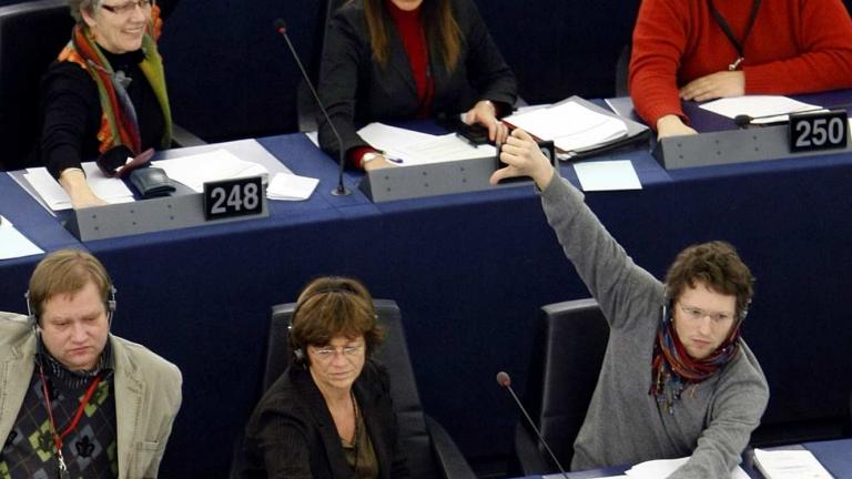 Επανεξέταση του ελληνικού χρέους ζητούν οκτώ ευρωβουλευτές
