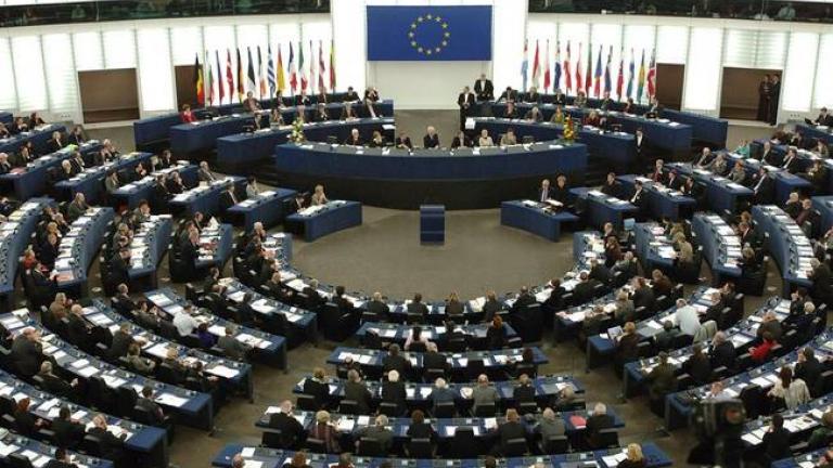 Ευρωβουλευτές ζητούν από τον Μοσκοβισί την ταχεία ελάφρυνση του ελληνικού χρέους