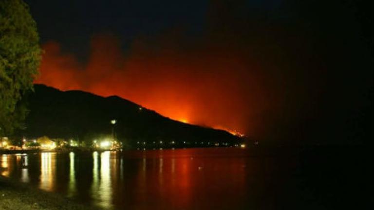 Νύχτα αγωνίας για τους κατοίκους της Λίμνης Ευβοίας λόγω της μεγάλης φωτιάς