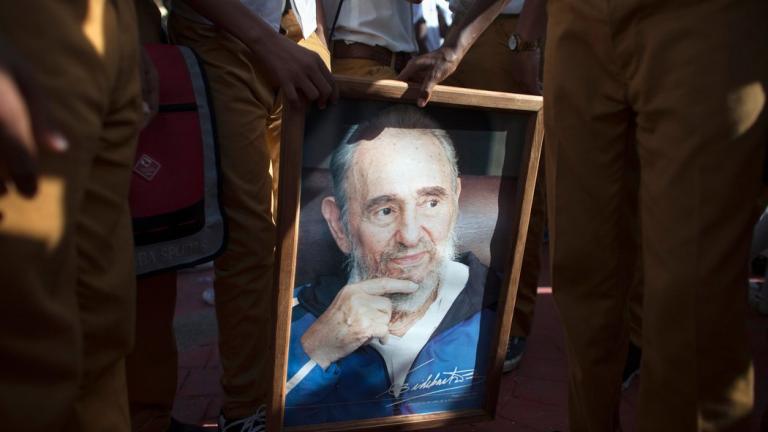 Κούβα: "Viva Fidel!", φώναζαν εκατοντάδες φοιτητές στο πανεπιστήμιο της Αβάνας στη μνήμη του Κάστρο