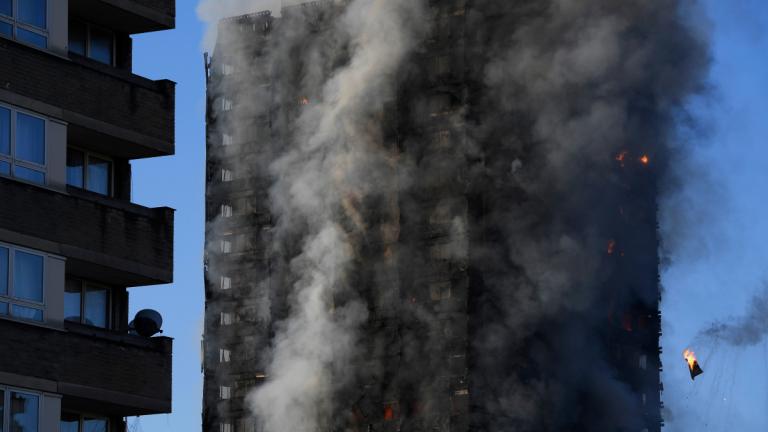 Συγκλονιστικό βίντεο μέσα από τον φλεγόμενο ουρανοξύστη στο Λονδίνο